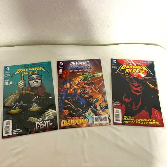 DC Comics Bundle of (3) Batman & Batgirl, Batman & Red Robin, DC Universe VS Mas - Picture 1 of 8